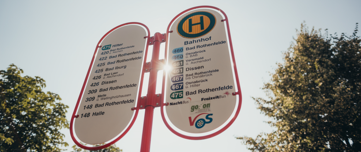 ÖPNV im Landkreis Osnabrück Haltestellenschild mit verschiedenen Station der Linie