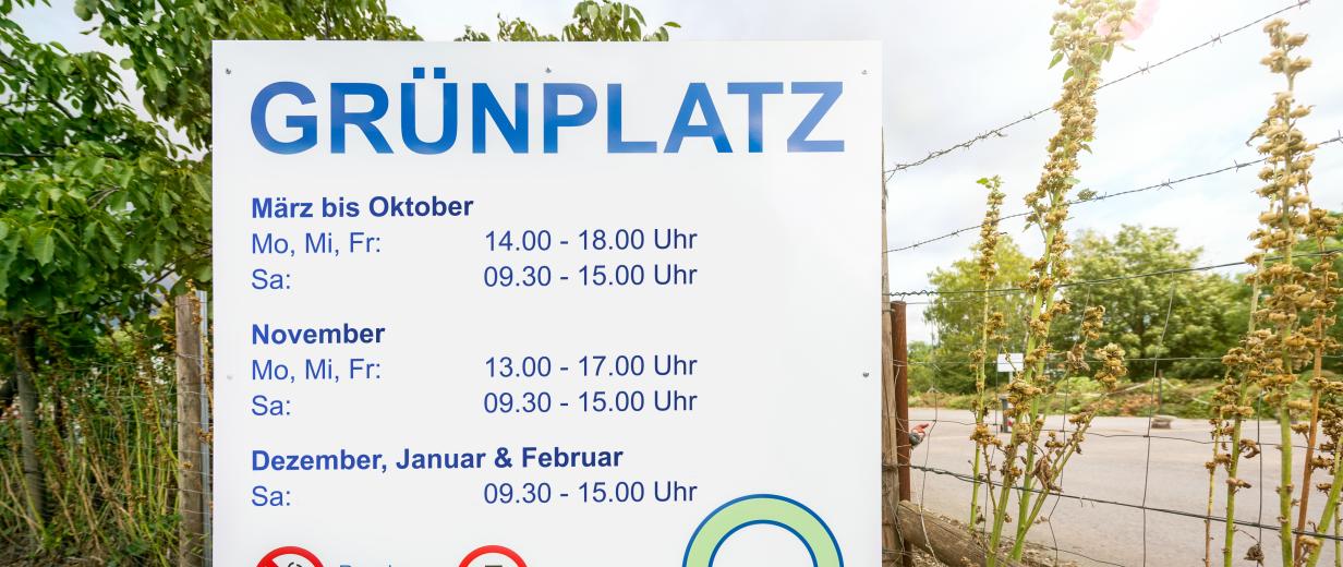 Ab März sind die rund 30 Grünplätze der AWIGO wieder mehrmals pro Woche geöffnet Schild Öffnungszeiten Grünabfall