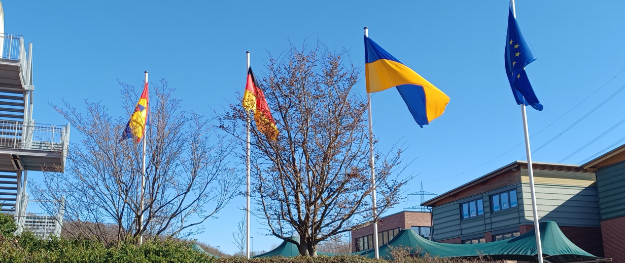 Vier Flaggen vor Kreishaus