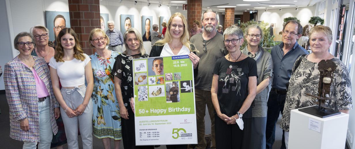 Kunst zum runden Geburtstag Gruppe von Menschen im Foyer des Kreishauses