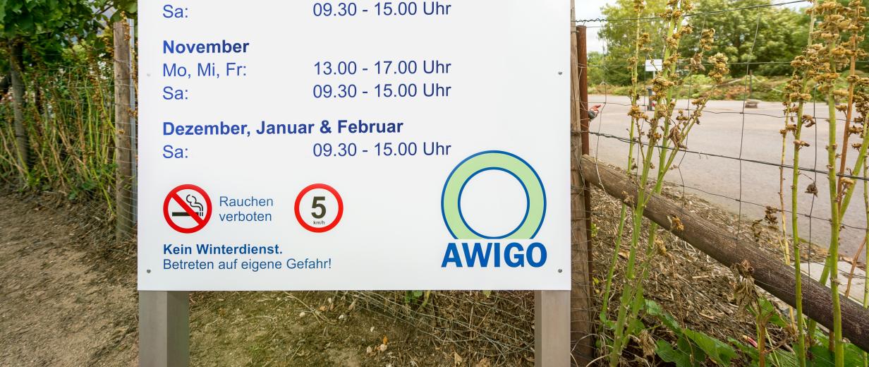 AWIGO-Grünplätze öffnen von Dezember bis Februar jeden Samstag von 09.30 bis 15.00 Uhr Öffnungszeitenplakat AWIGO