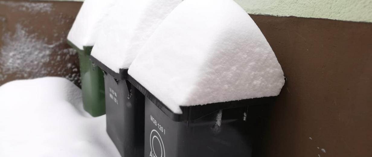 3 Abfalltonnen im Schnee