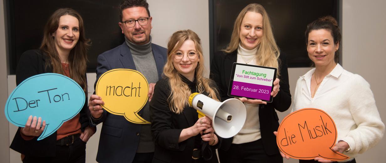 5 Personen mit Plakat in der Hand