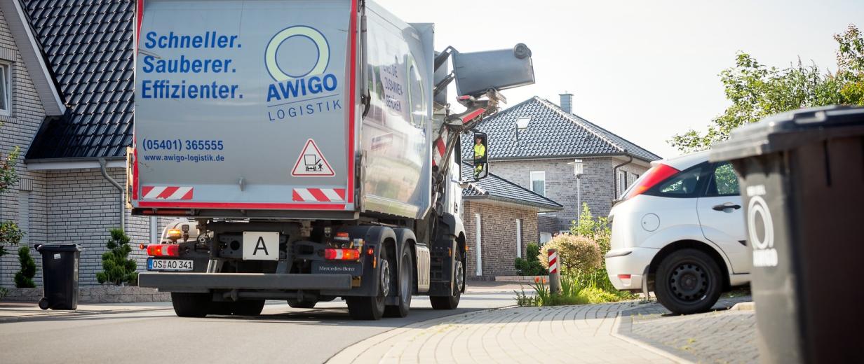 Wie steht meine Mülltonne richtig? Müllwagen in Siedlung