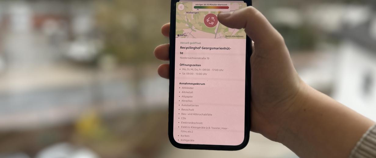 AWIGO-App Eine Hand hält ein Smartphone in die Kamera.
