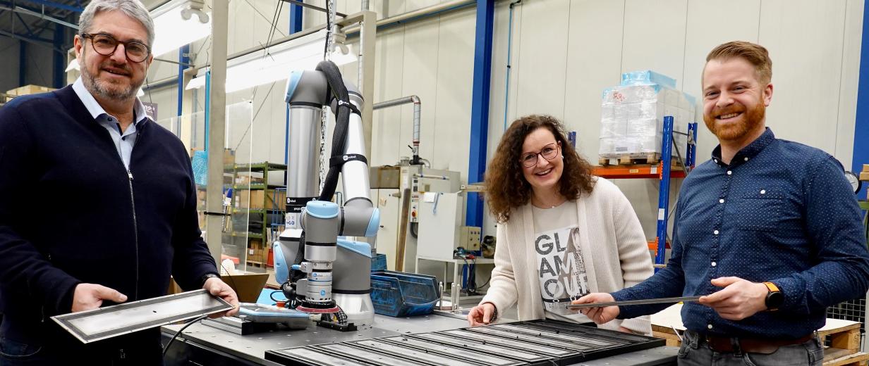 3 Personen in Fabrikhalle