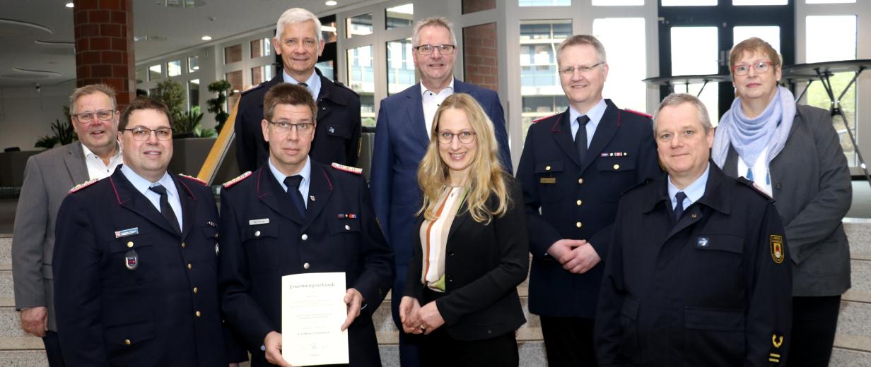 Ralf George bleibt weitere sechs Jahre stellv. Brandabschnittsleiter Nord Gruppe von Feuerwehrleute (und Landrätin Kebschull) in einem Foyer