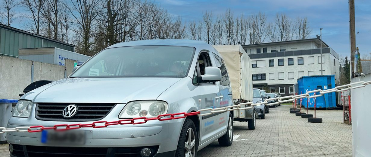 AWIGO Baggerarbeiten Autoschlange auf einem Gewerbehof.