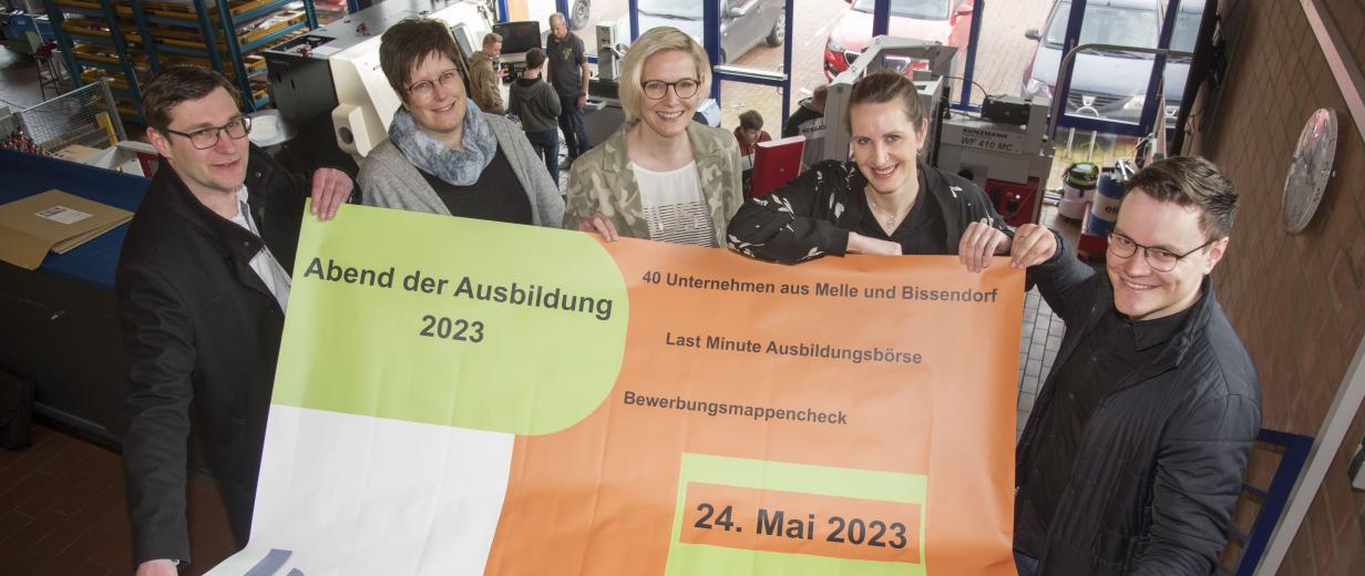 BOP Melle Personengruppe hält ein Banner
