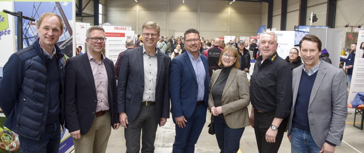 Deine Ausbildung sucht Dich Personengruppe in Lagerhalle