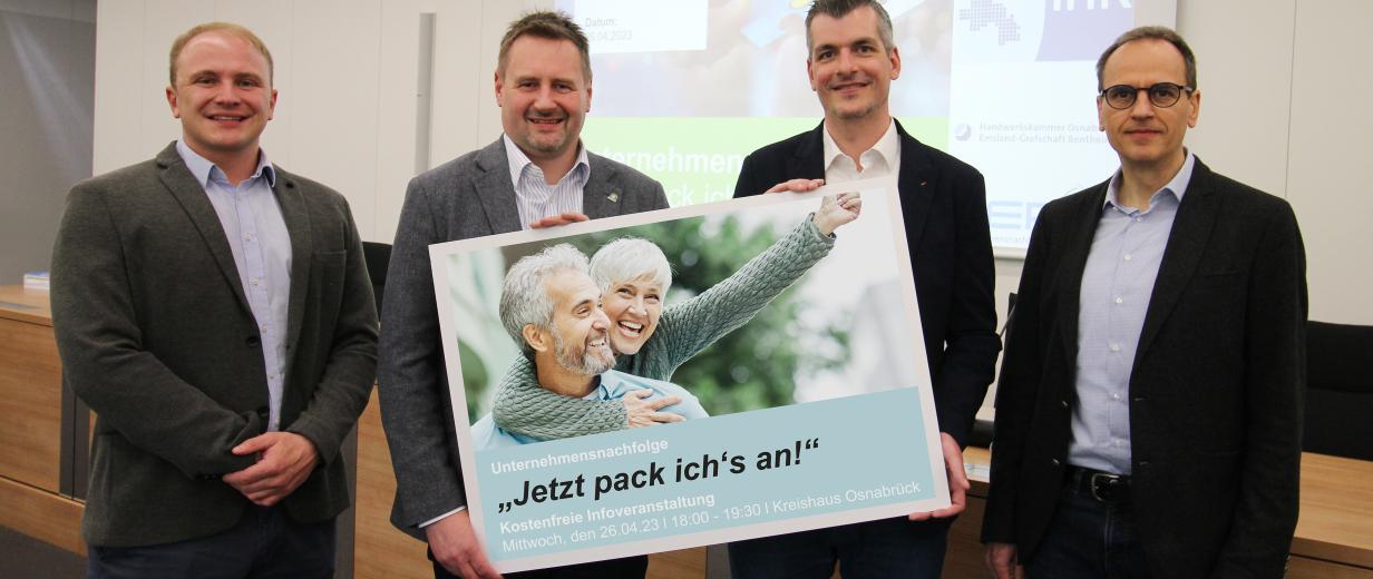 „Unternehmens-Nachfolge so früh wie möglich planen“ 4 Personen mit Plakat
