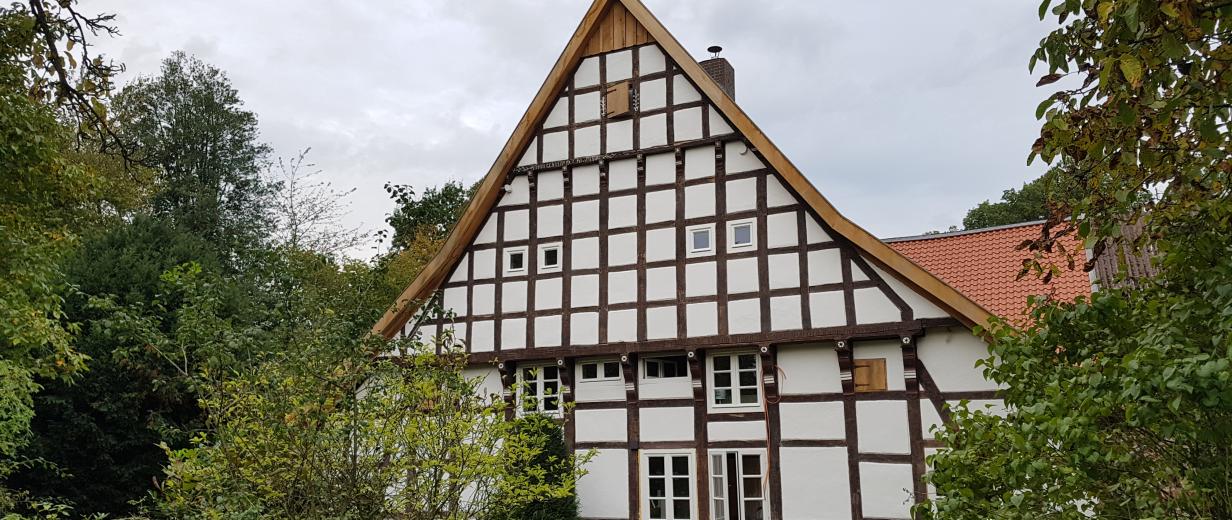 Grüne Hausnummer Bauernhaus Hagen Fachwerkhaus umgeben von Bäumen