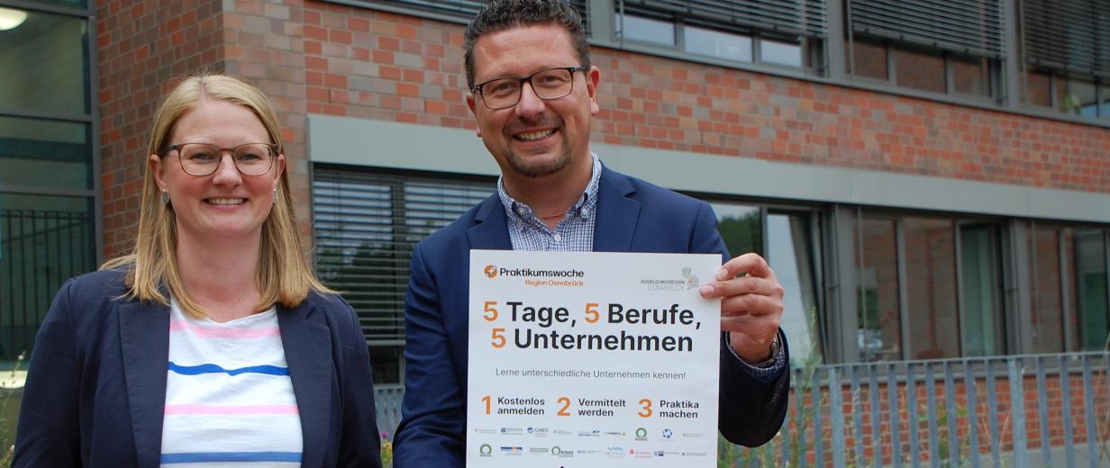 Praktikumswoche Lars Hellmers Zwei Personen stehen vor einem Bürogebäude.