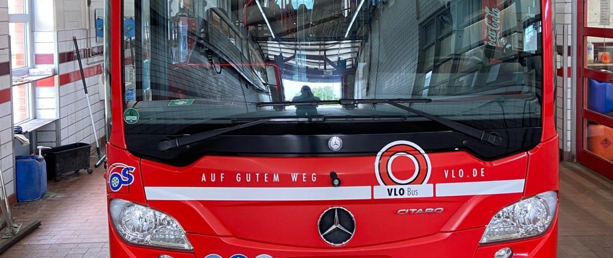 Ein Bus steht in einer Fahrzeughalle.