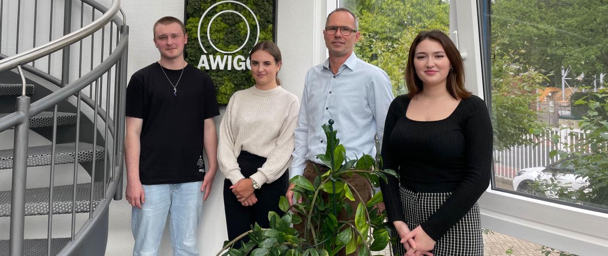 Erfolgreiches Ausbildungsende und drei parallele Starts ins Berufsleben bei der AWIGO-Gruppe 4 Personen in Eingangshalle