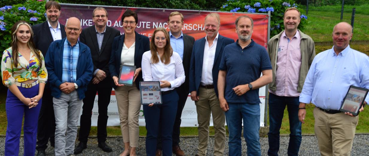 Gruppe von Personen am Feldrand stehend