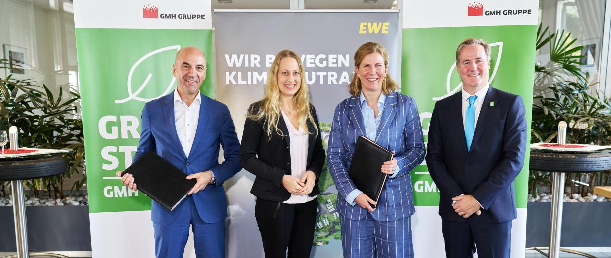 Wasserstoff soll im Nordwesten produziert werden Vier Personen in Unternehmensfoyer