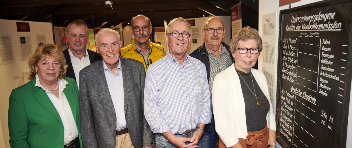 "Vom Ihr zum Wir“ zeigt Flucht und Ankunft nach dem Zweiten Weltkrieg Gruppe von Personen vor Tafel