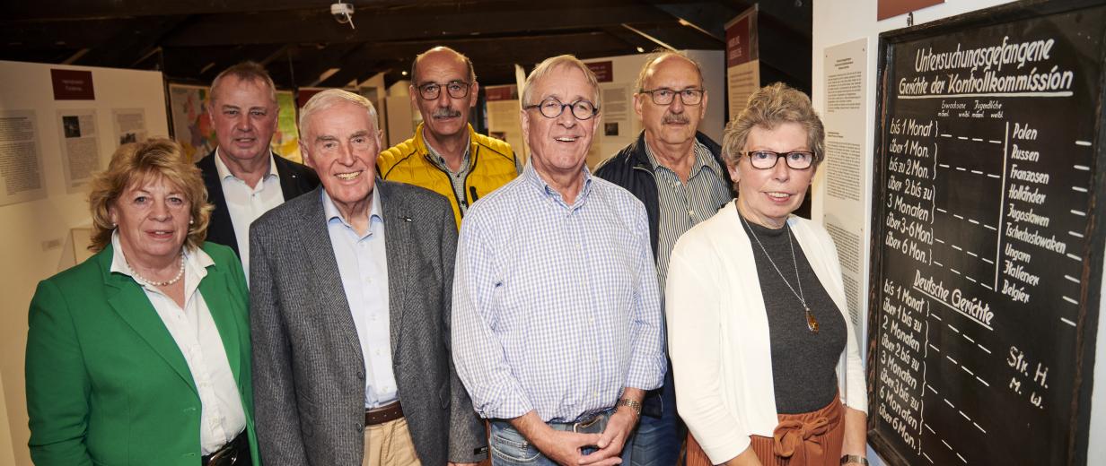 Gruppe von Personen vor Tafel