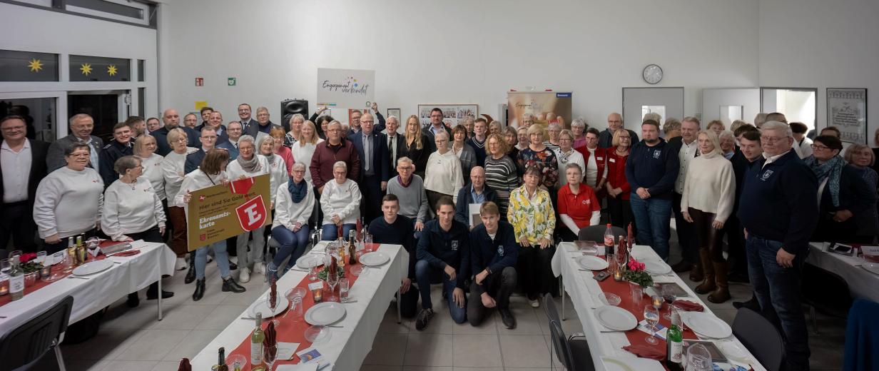 Ehrenamtskarte Verleihung Bad Essen Landrätin Eine große Personengruppe steht in einem Saal.