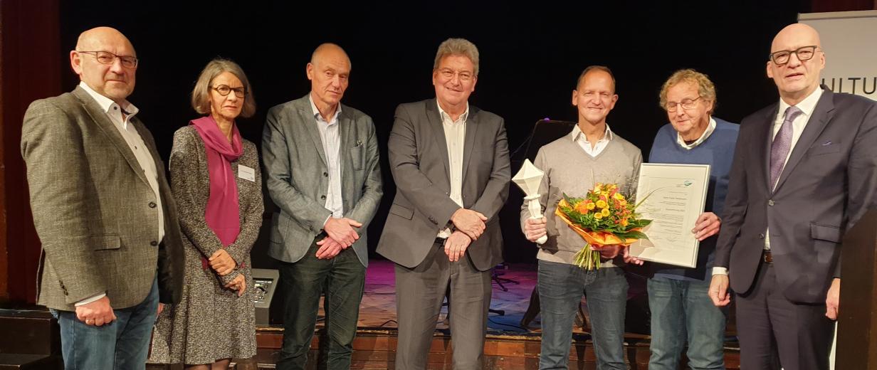 LVO Preisverleihung Landschaftstag Sieben Personen stehen im Halbkreis auf einer Bühne.