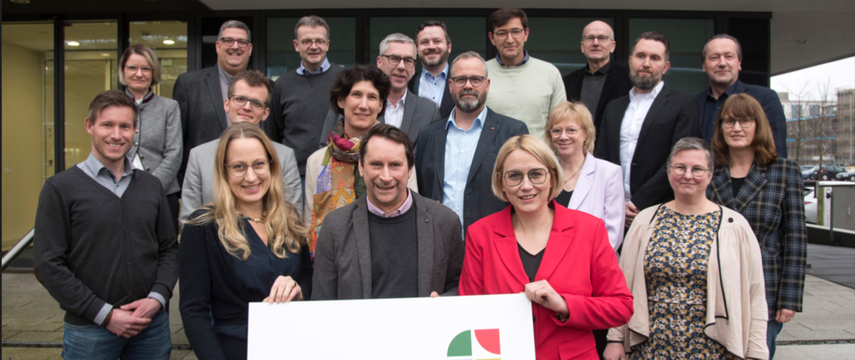 Zukunftsregion gibt grünes Licht zur Förderung regionaler Vorhaben Gruppe von Personen mit Plakat