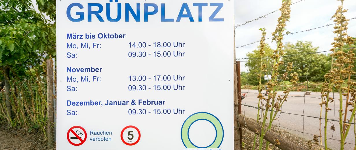 Schild mit Öffnungszeiten