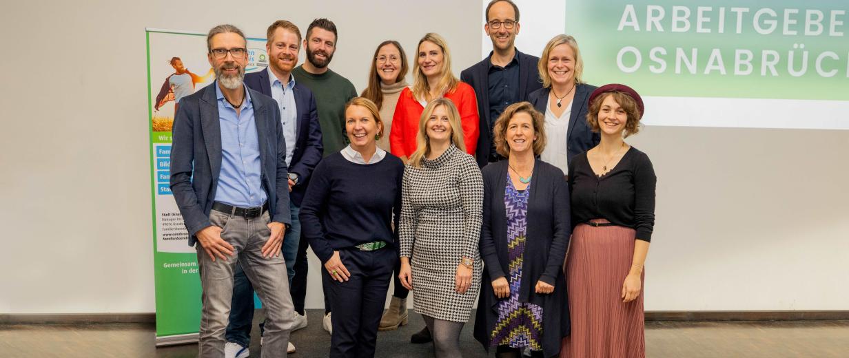 Gruppenfoto mit 12 Personen