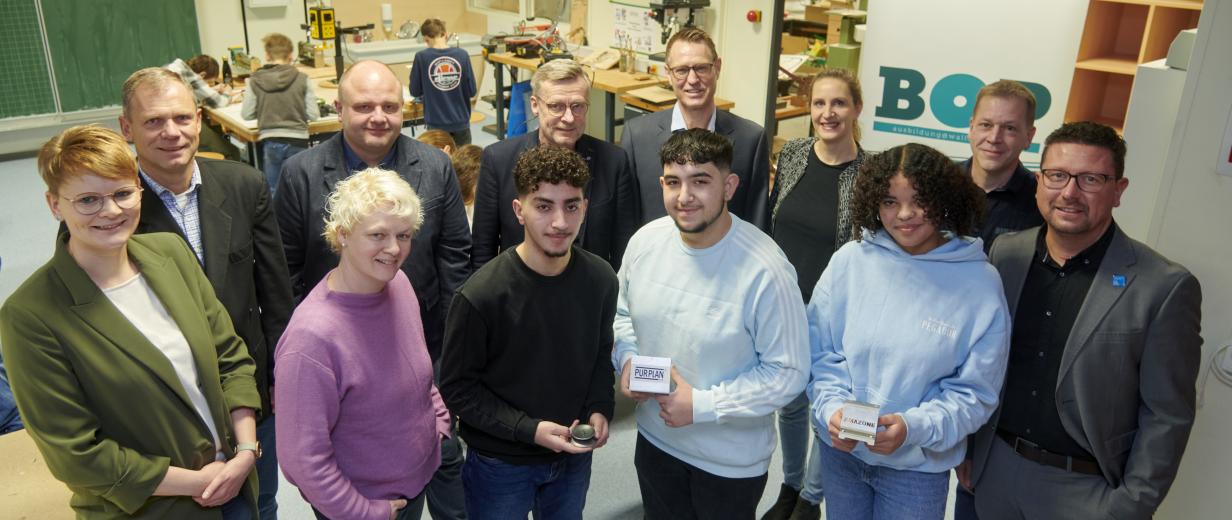 Gruppe von Personen in Messehalle