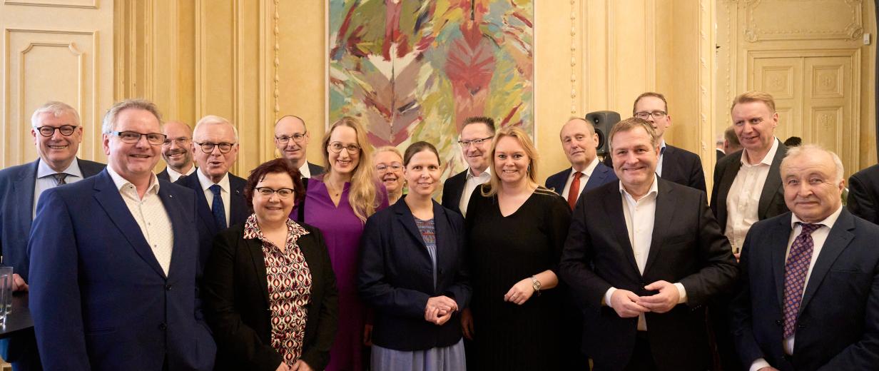 Gruppe von Personen in einem Festsaal