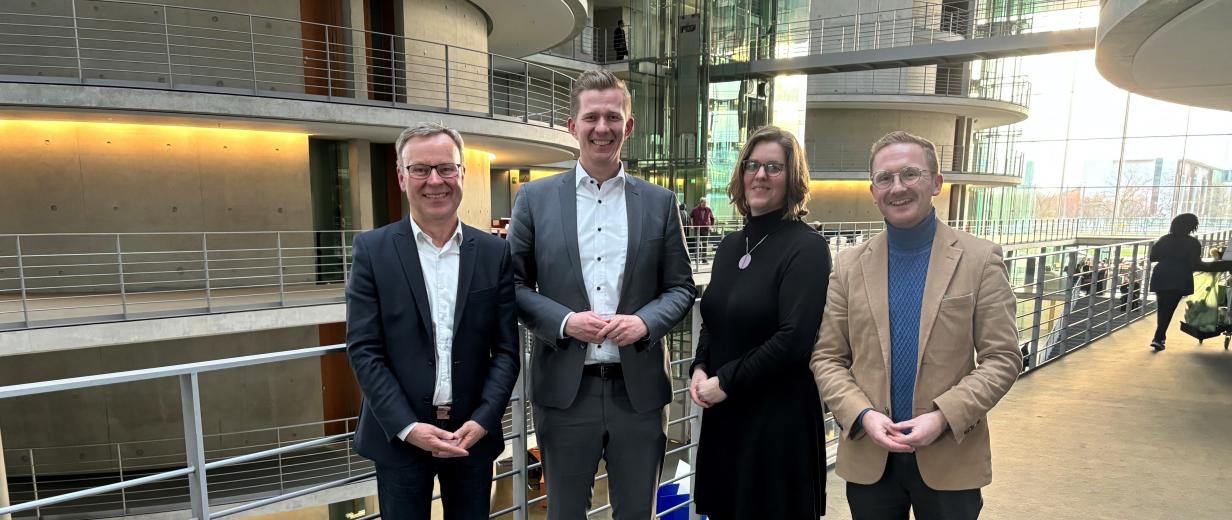 Kreisverwaltung stellt Familienzentren im Deutschen Bundestag vor 4 Personen im Dt. Bundestag