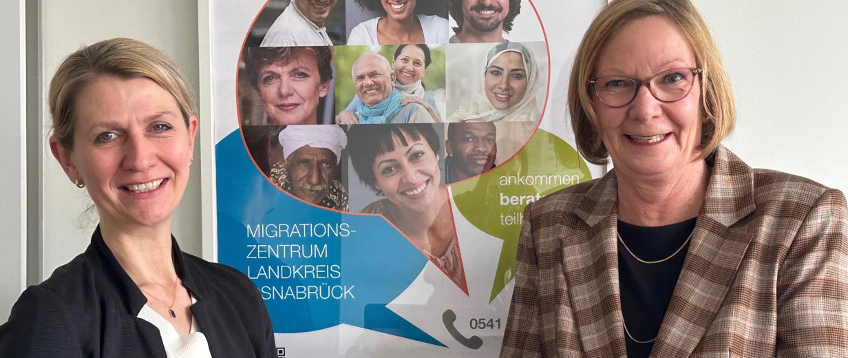 Das Migrationszentrum der MaßArbeit spricht auf Instagram gezielt Geflüchtete an 2 Personen vor Plakat