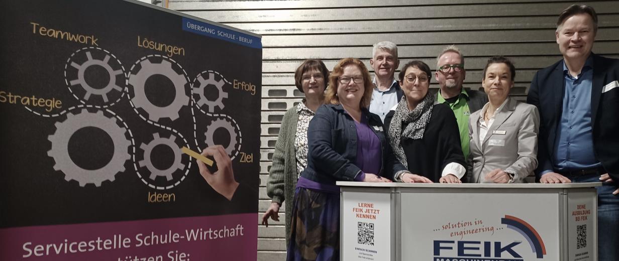 Gruppe von Personen vor Informationsstand