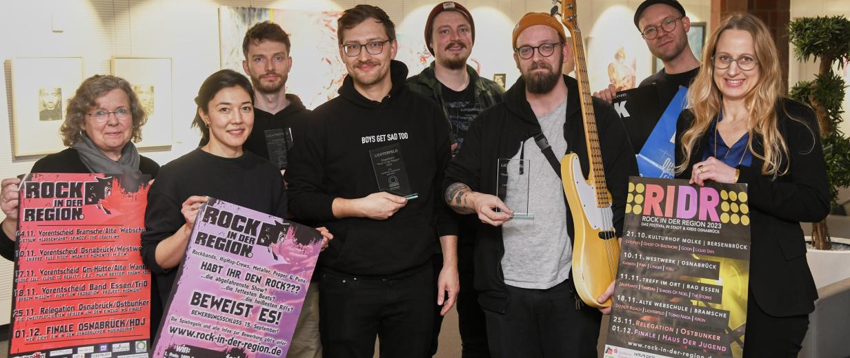 Gruppe von Personen (Band: „Lichterfeld“ und Landrätin Anna Kebschull)) mit Plakaten