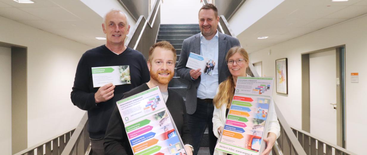 Gruppe von Personen mit Plakat auf Treppe