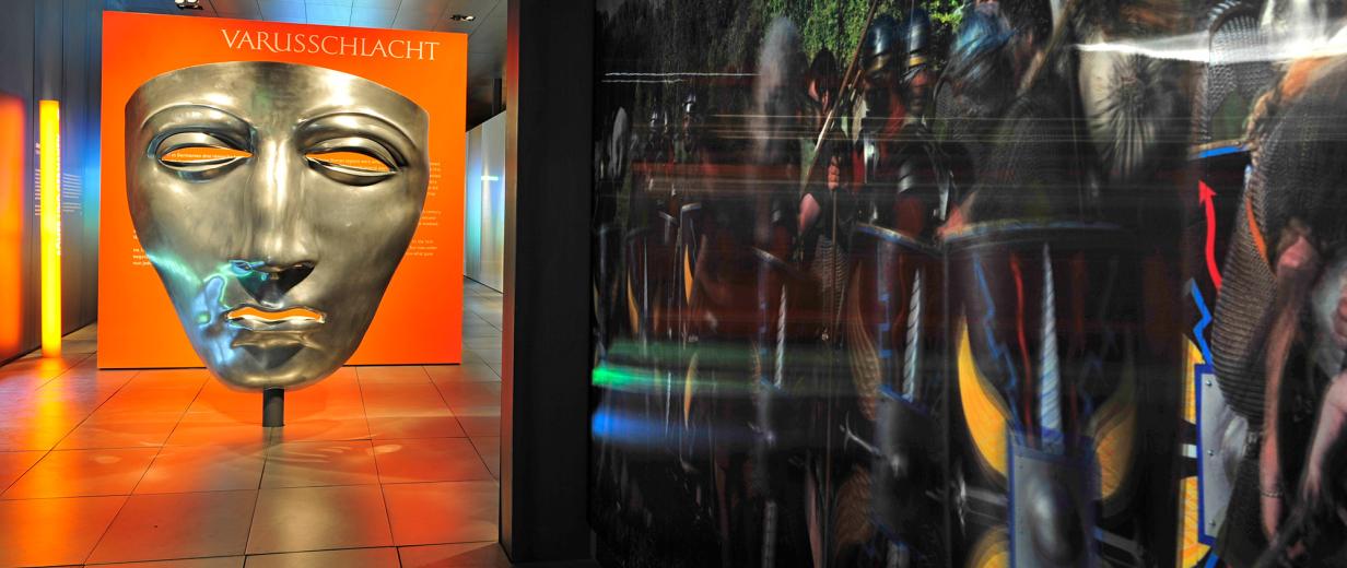 Varusschlacht im Osnabrücker Land Dauerausstellung Blick au eine riesige römische Maske, Objekt in einer Museumsausstellung