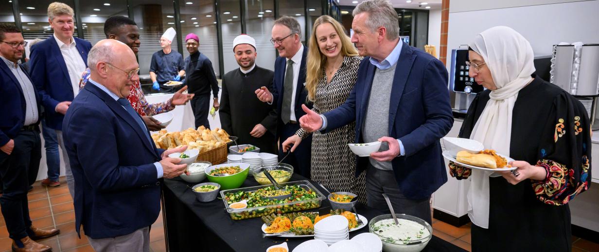 Eine Personengruppe steht an einem Buffet in einem Restaurant