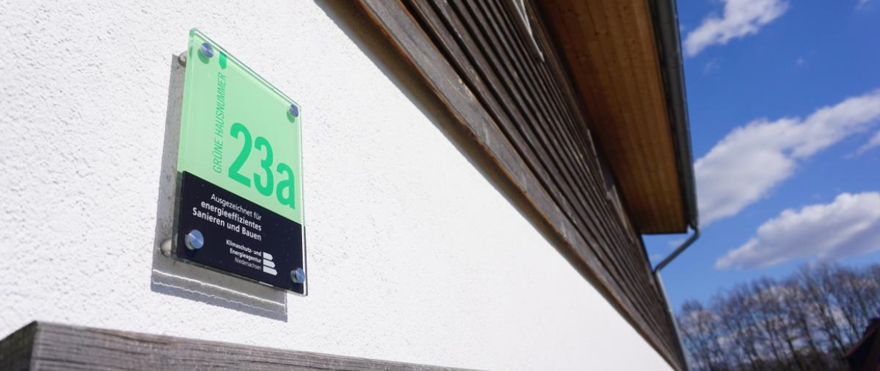 Die Grüne Hausnummer ist zurück: Bewerbungen können ab sofort eingereicht werden Grüne Hausnummer an Hauswand