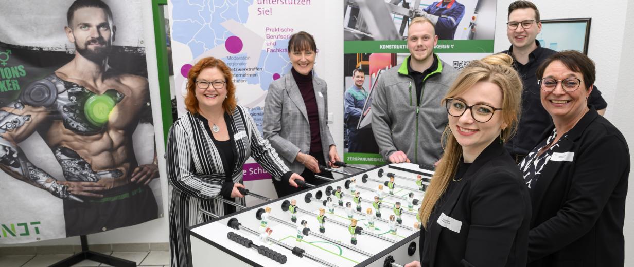 Spannendes Netzwerktreffen Schule-Wirtschaft bei Wendt Maschinenbau Mehrere Personen vor Roll-up-Plakaten