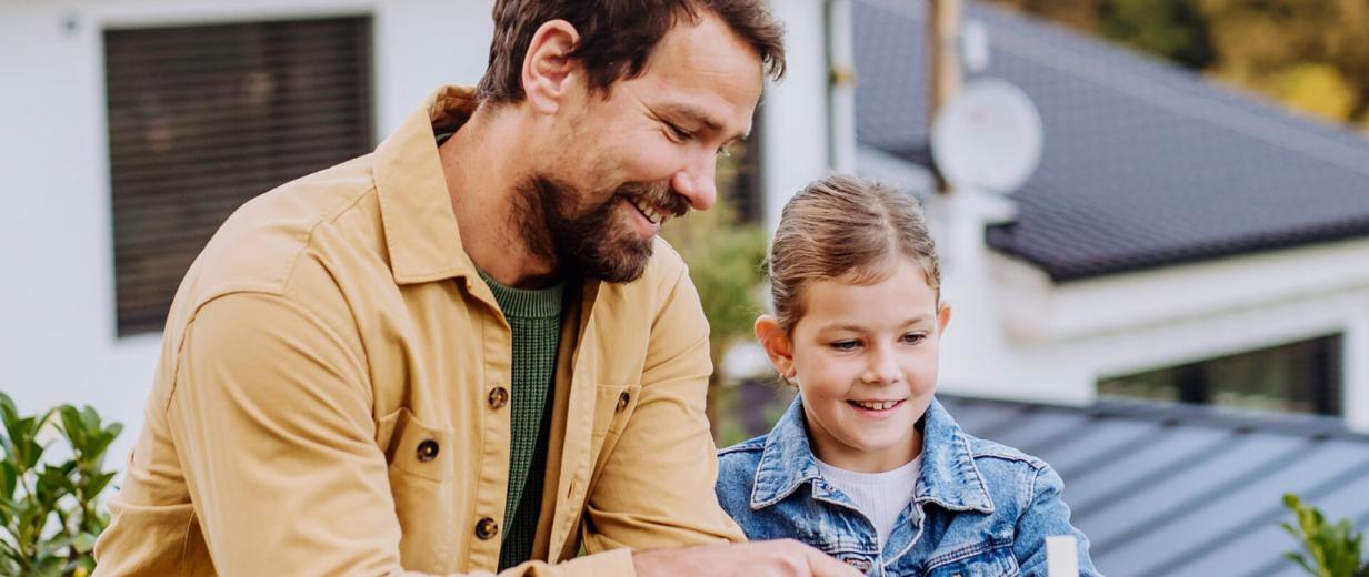Energiesparberatung Zwei Personen stehen vor einem Einfamilienhaus