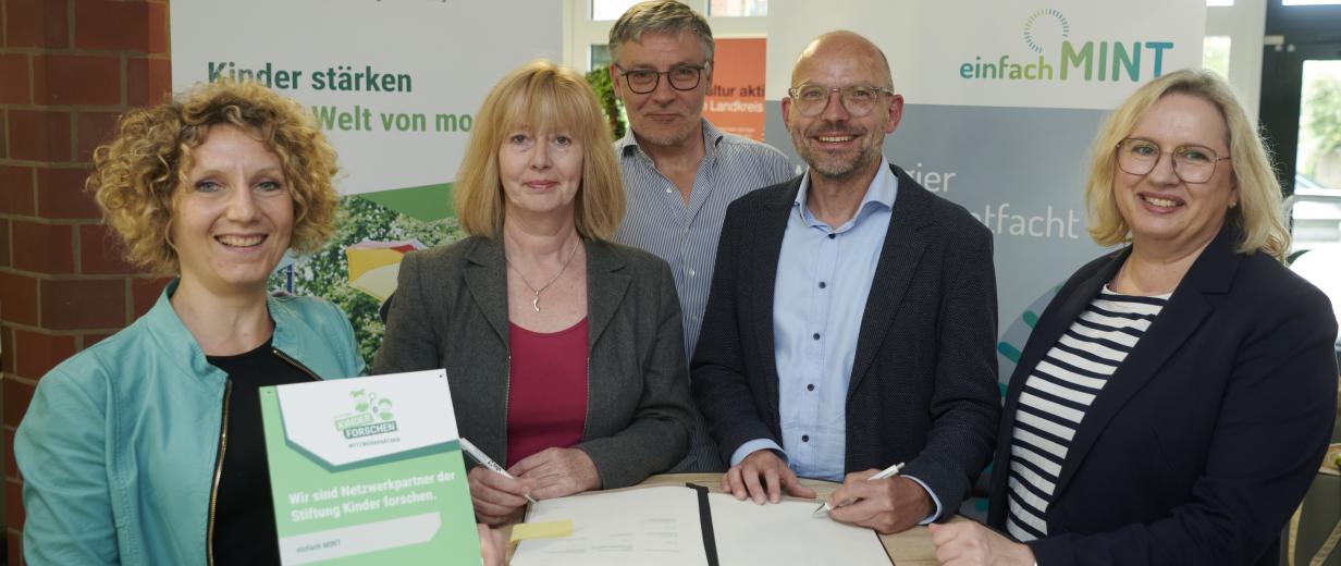 MINT Fachtag Fünf Personen an einem Stehtisch