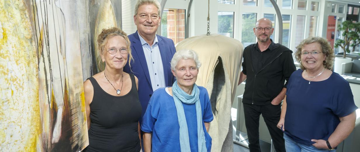 Kunst im Kreishaus: Andrea Wilmers und Mechtildis Köder füllen den „Speicher“ neu 5 Personen vor Ausstellungsbildern