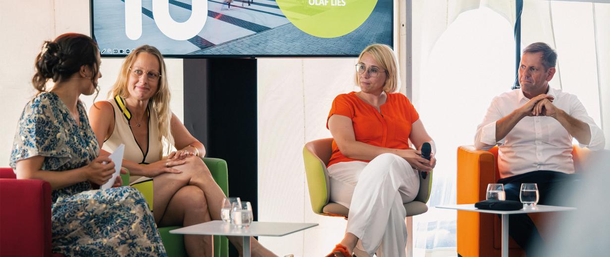 10 Jahre ICO Vier Personen sitzen in Sesseln auf einem Podium.