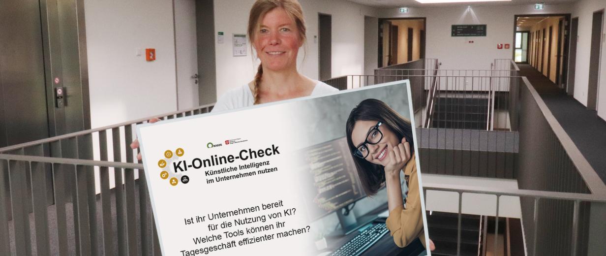 Eine Person hält ein Schild in die Kamera
