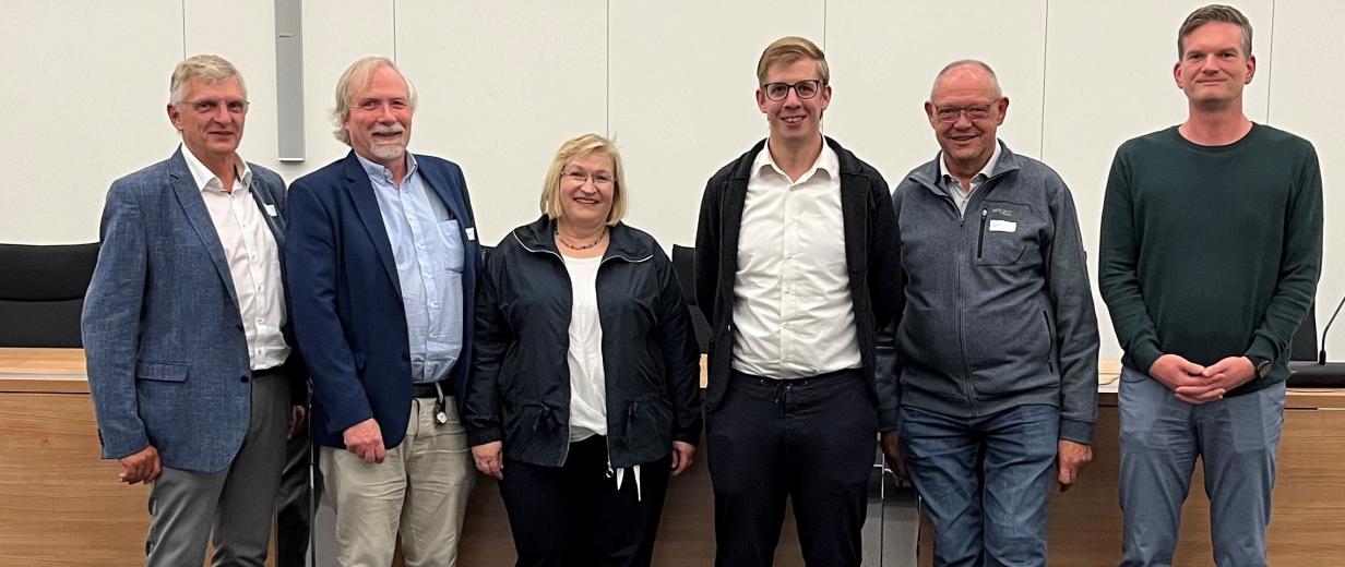 Osnabrücker Hygienetag Sechs Personen stehen in einem Veranstaltungssaal.