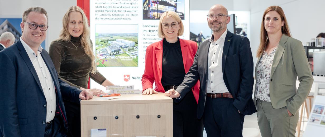WIGOS und WFO präsentierten sich zusammen auf der Immobilienmesse EXPO REAL in München 5 Personen vor Messestand