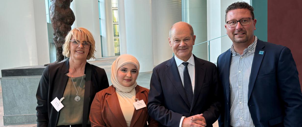 Bundeskanzler, Maßarbeit, Jobturbo Vier Personen stehen im Foyer eines Gebäudes.