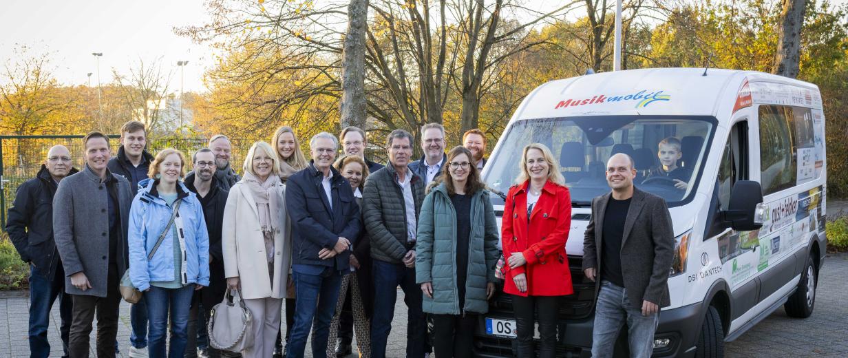 Kreismusikschule Osnabrück freut sich über ein neues Musikmobil Gruppe von Personen vor Transporter