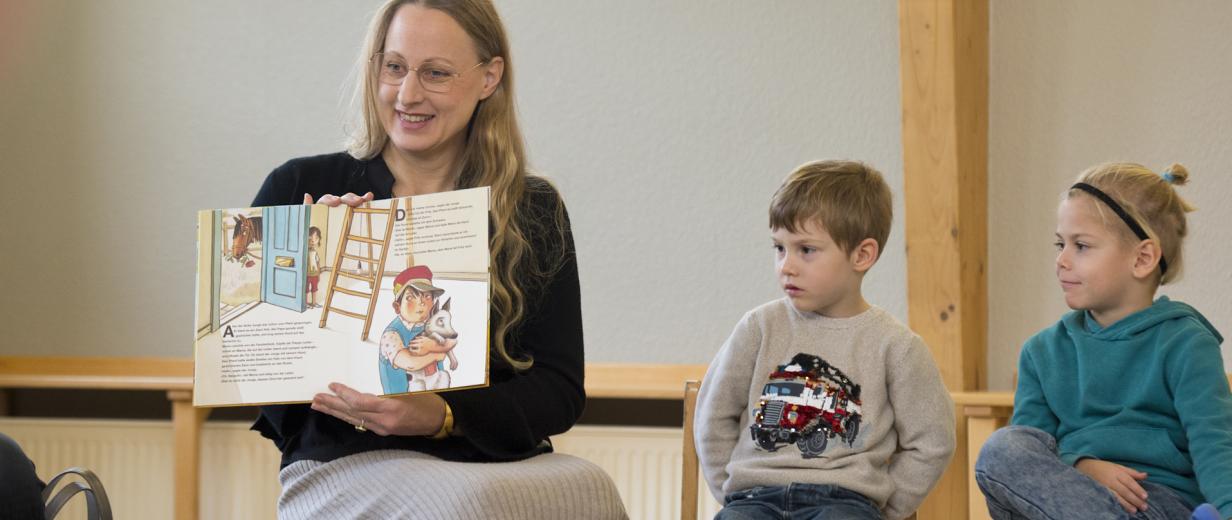 Landrätin überreicht Vorlese-Preis in Bad Essener Kita Gruppe mit drei Personen in Kita