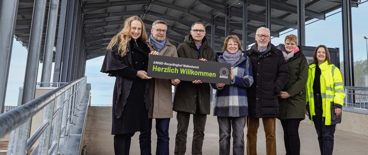 Eröffnung des neuen AWIGO-Recyclinghofes in Wallenhorst Gruppe von Personen unter Firmendach